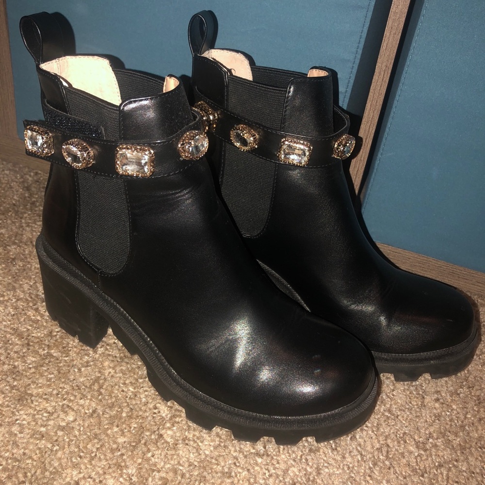 LIKE NEW! Steve Madden Amulet Boot Black - size 8
